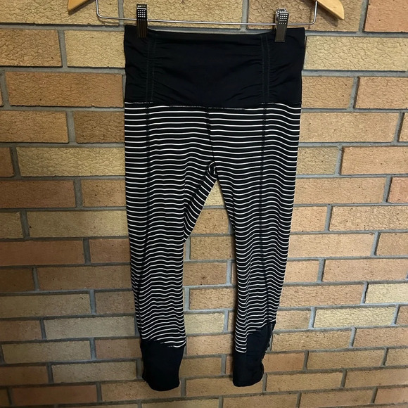Lululemon Runday Crops Parallel Stripe Black & White Athletic Leggings Size 2 - Picture 3 of 8